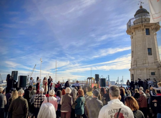 El Grau disfruta de la música y el ambiente navideño con la tradicional 'zambomba' en el Moll de Costa