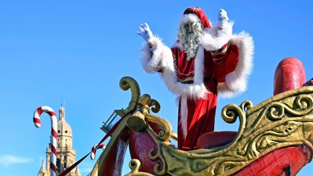 Papá Noel llega a las calles de Murcia con un desfile cargado de ilusión y caramelos