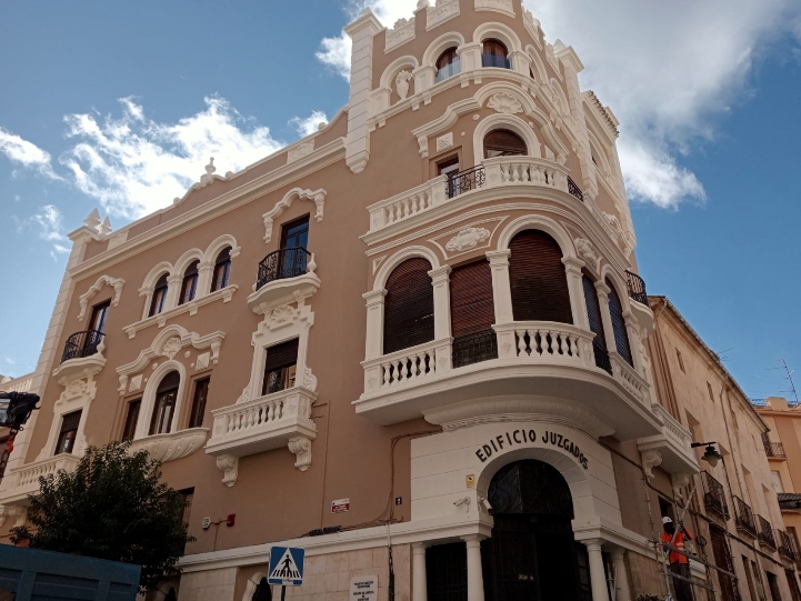 Justicia finaliza las obras de restauración de la fachada de la sede judicial de Ontinyent