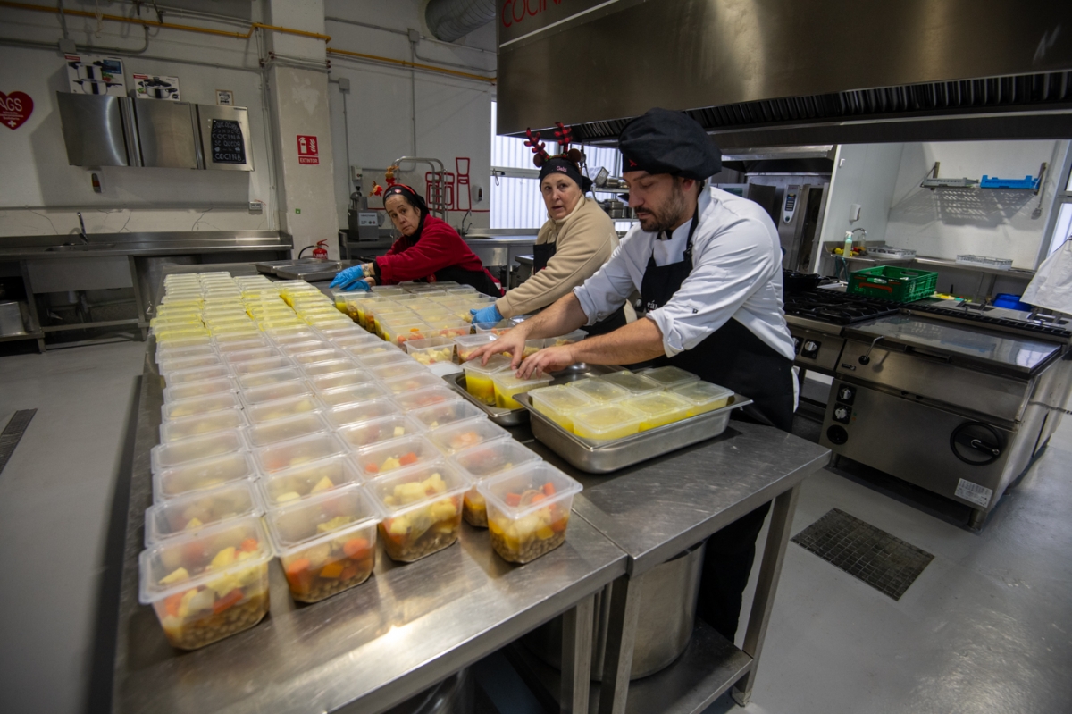 Alicante Gastronómica Solidaria elabora 9.000 menús navideños para colectivos vulnerables de la provincia 