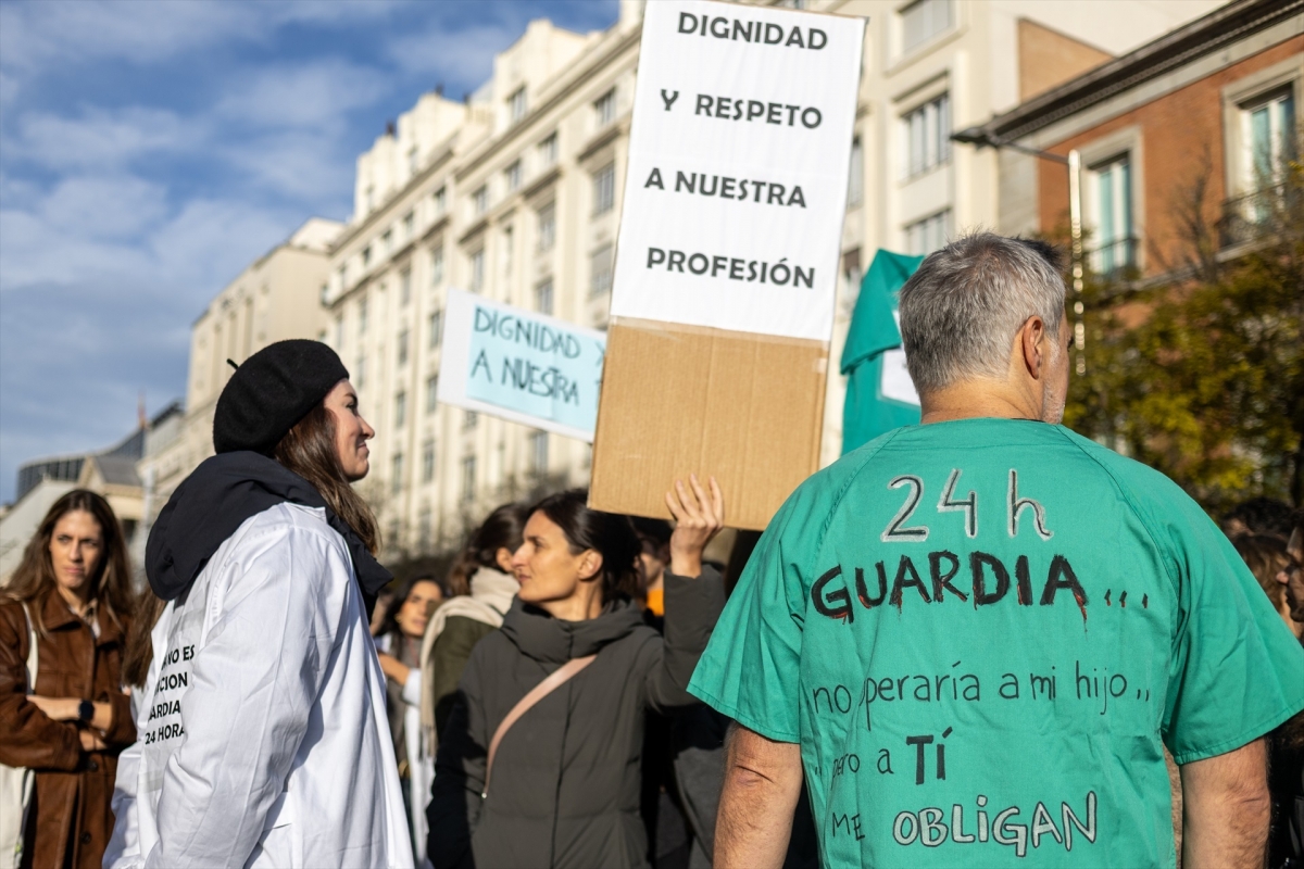 Varias personas durante una manifestación, a 9 de diciembre de 2025.