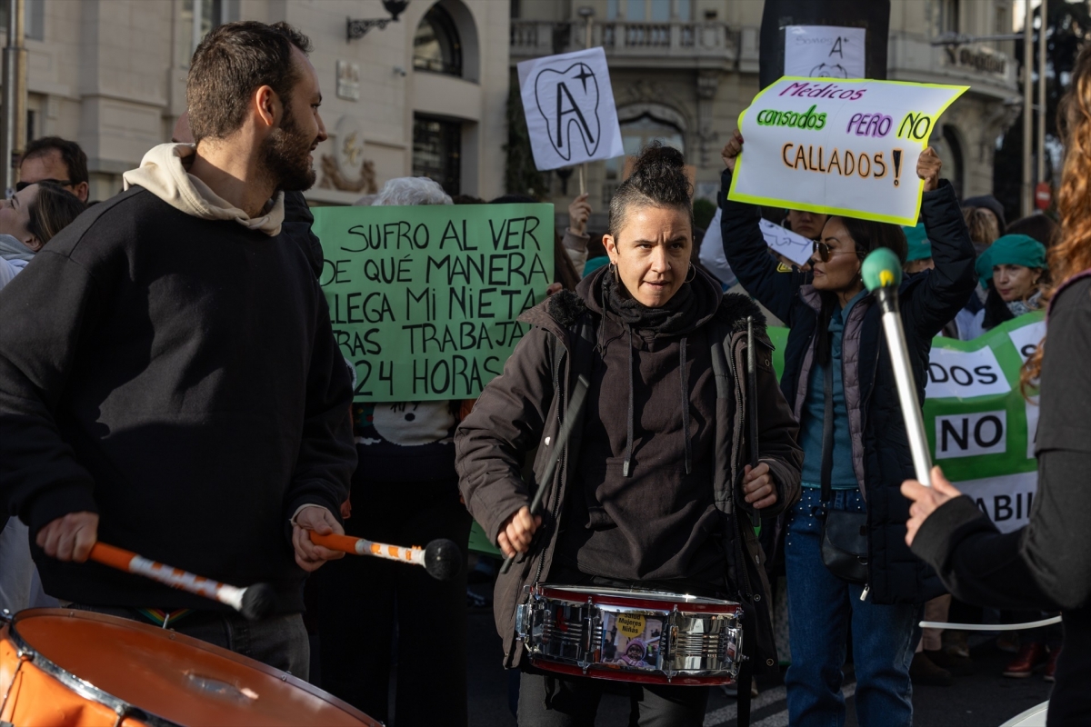 Varias personas durante una manifestación, a 9 de diciembre de 2025, en Madrid.