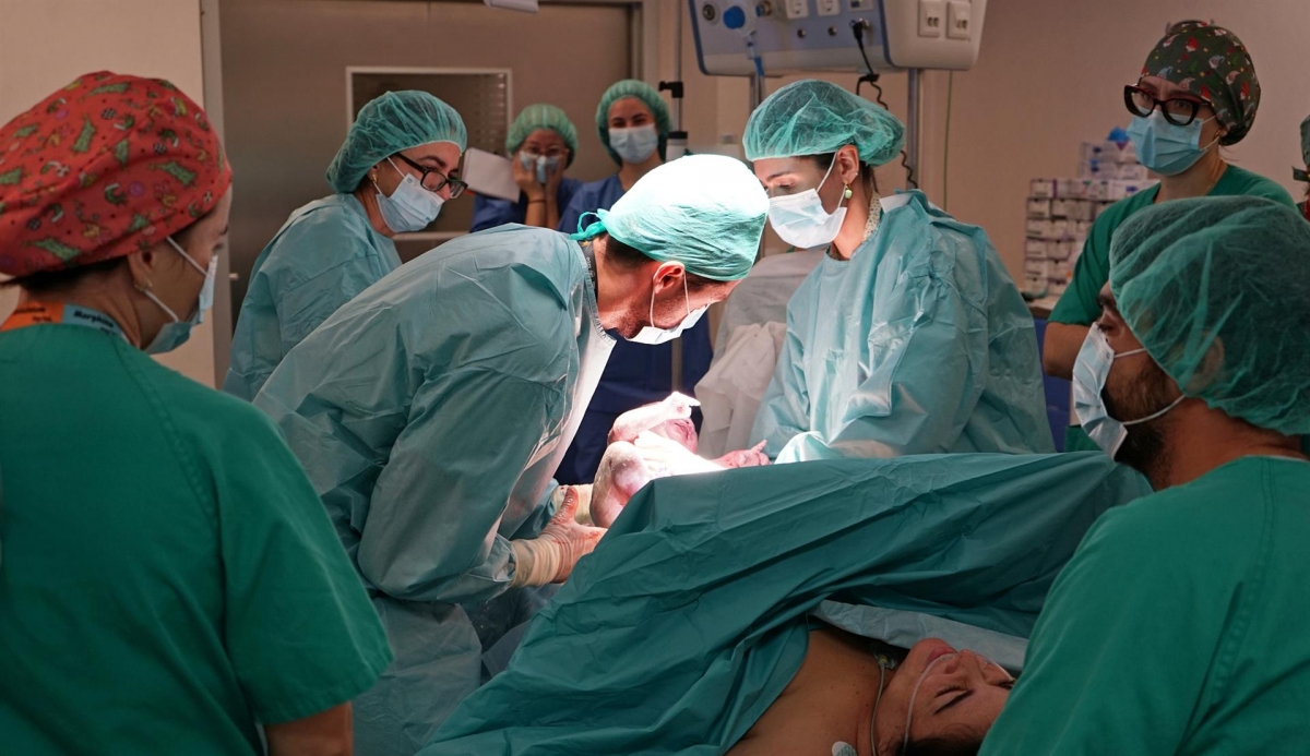 La Arrixaca permitirá que las mujeres puedan estar acompañadas durante las cesáreas programadas