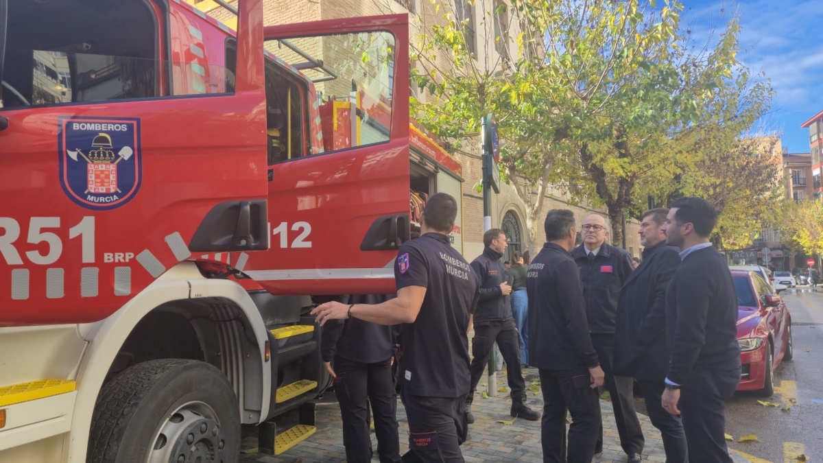 Bomberos de Murcia llevan regalos a los niños del centro de acogida Cardenal Belluga 