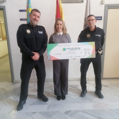 Las policías locales de Alicante y San Vicente entregan un donativo de 1.200 euros a Aspanion
