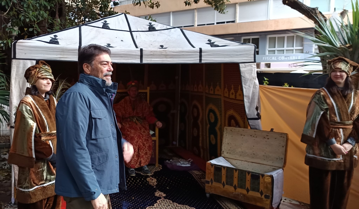 El alcalde de Alicante, Luis Barcala, en la visita inaugural al Campamento Real.
