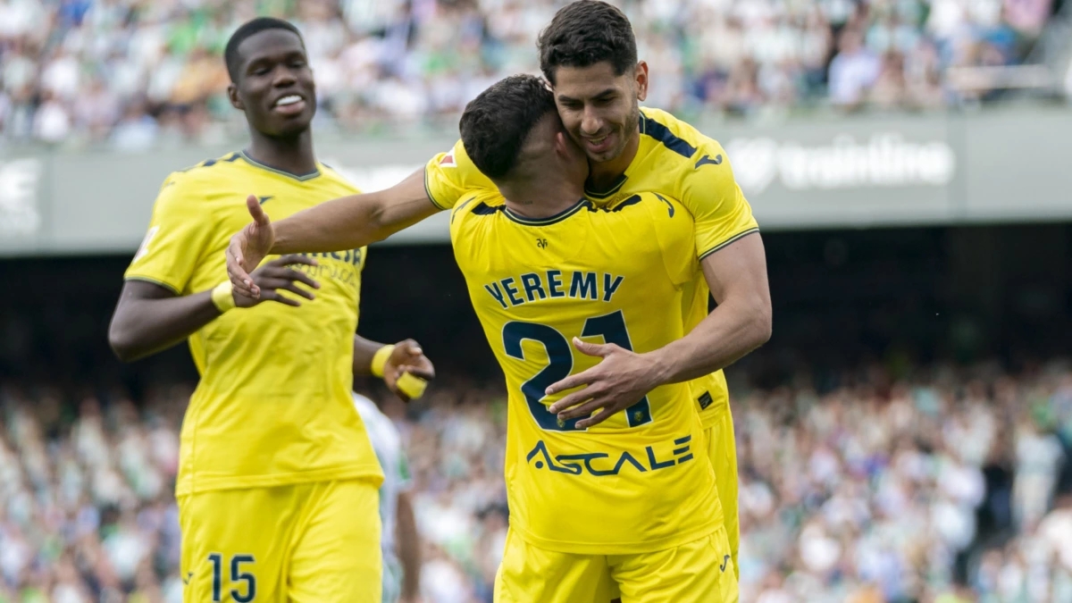 Ayoze Pérez celebra su gol en el Benito Villamarín junto a Yeremy Pino - Ayoze Pérez celebra su gol en el Benito Villamarín junto a Yeremy Pino