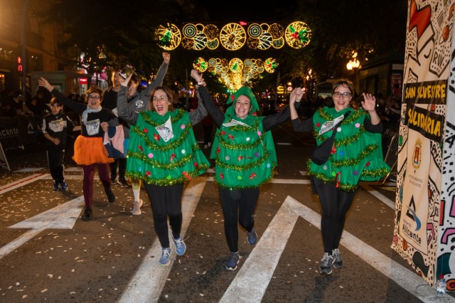 Más de 5.000 corredores inundan de humor y deporte el centro de Alicante en una San Silvestre de récord