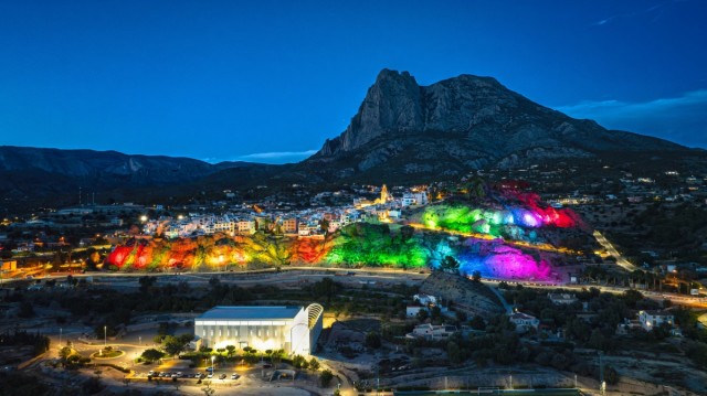 Finestrat transforma la imagen nocturna de La Penya con más de 110 focos proyectores