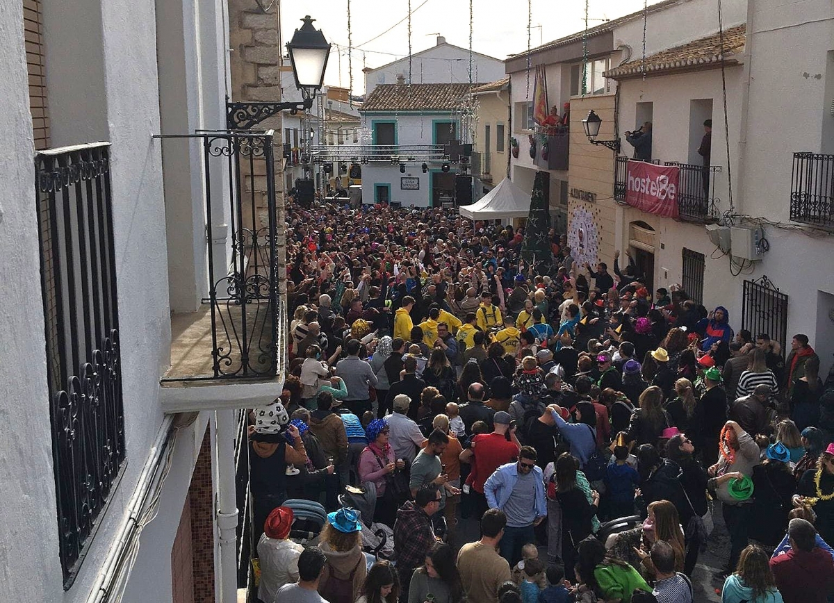 Senija, referente celebrando el fin de año durante el mediodía.