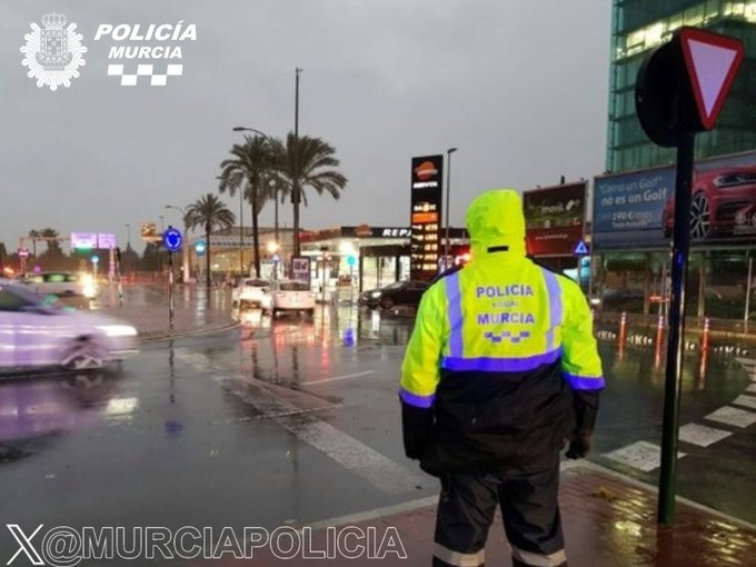 Cortadas al tráfico una decena de calles y ramblas en Murcia por las intensas lluvias de este domingo