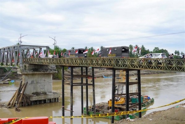 Los equipos de búsqueda de los desaparecidos en Indonesia solo encuentran restos del barco y ampliarán el área el lunes