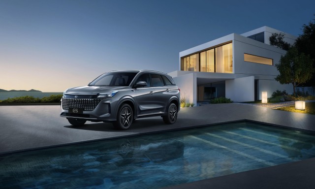 Llega el DFSK E5, el SUV híbrido enchufable con 7 plazas más barato del mercado: 30.999 euros