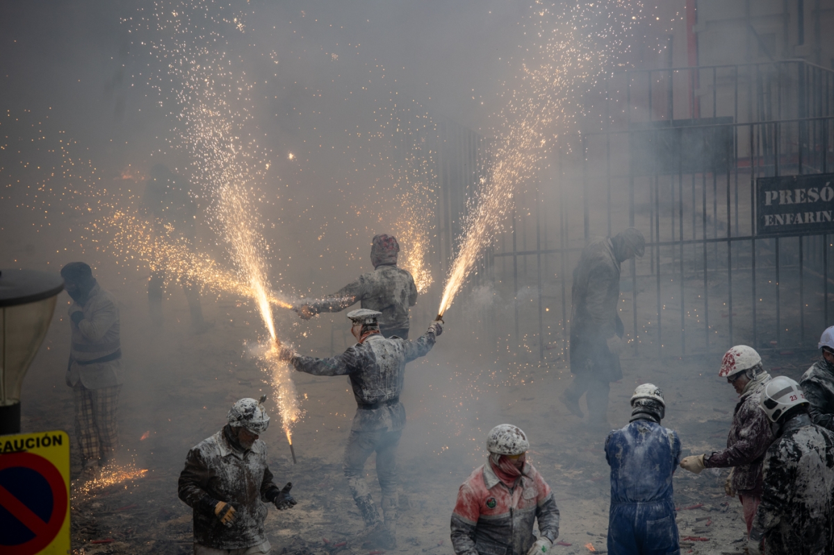 'Els enfarinats' toman el poder de Ibi a golpe de huevos, harina y petardos