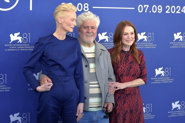 Almodóvar presenta en Venecia 'La habitación de al lado', una 