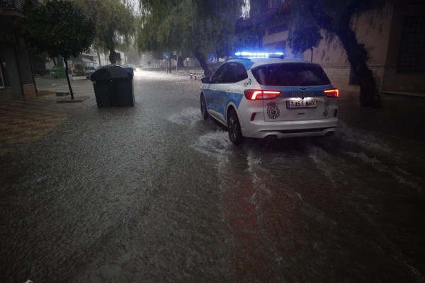 El temporal deja granizo, más de 180 litros en doce horas y provoca desalojos, desvío de vuelos y cortes en Metrovalencia
