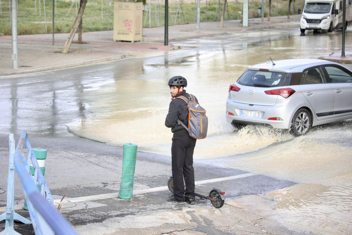 Cortadas al tráfico una decena de calles y ramblas en Murcia por las intensas lluvias de este domingo