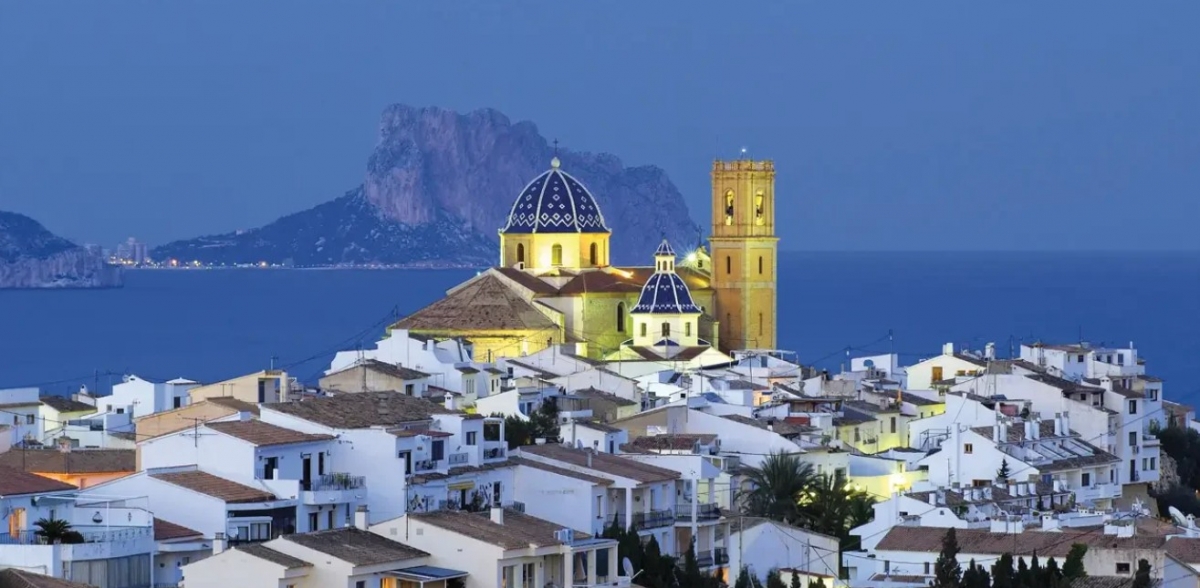 Altea, con el peñón de Ifach al fondo.