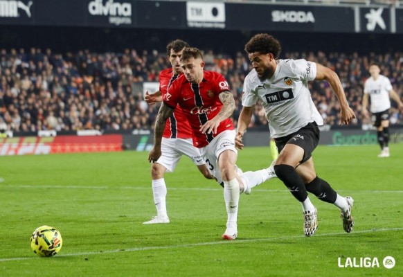 El Valencia afronta cinco partidos en enero con el objetivo de alejarse del descenso
