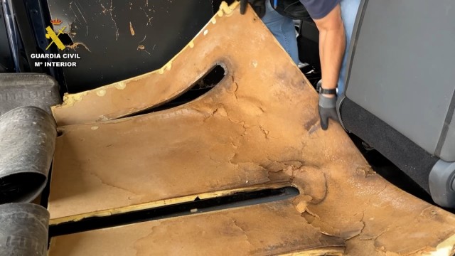 Detenido por intentar 'colar' 3.520 cajetillas de tabaco ocultas en un doble fondo de una furgoneta en el Puerto de Alicante