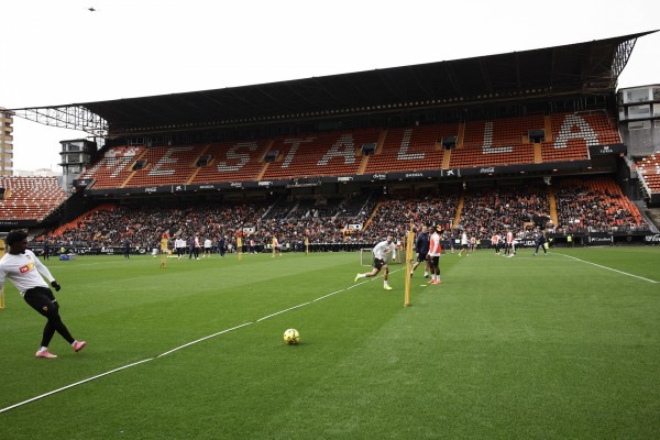 El Valencia reúne en Mestalla a miles de aficionados en una sesión sin Tárrega ni Pepelu