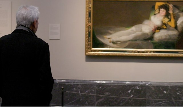 José Sacristán le pone voz a un texto de Ramón Gaya durante un recorrido por las obras del Museo del Prado