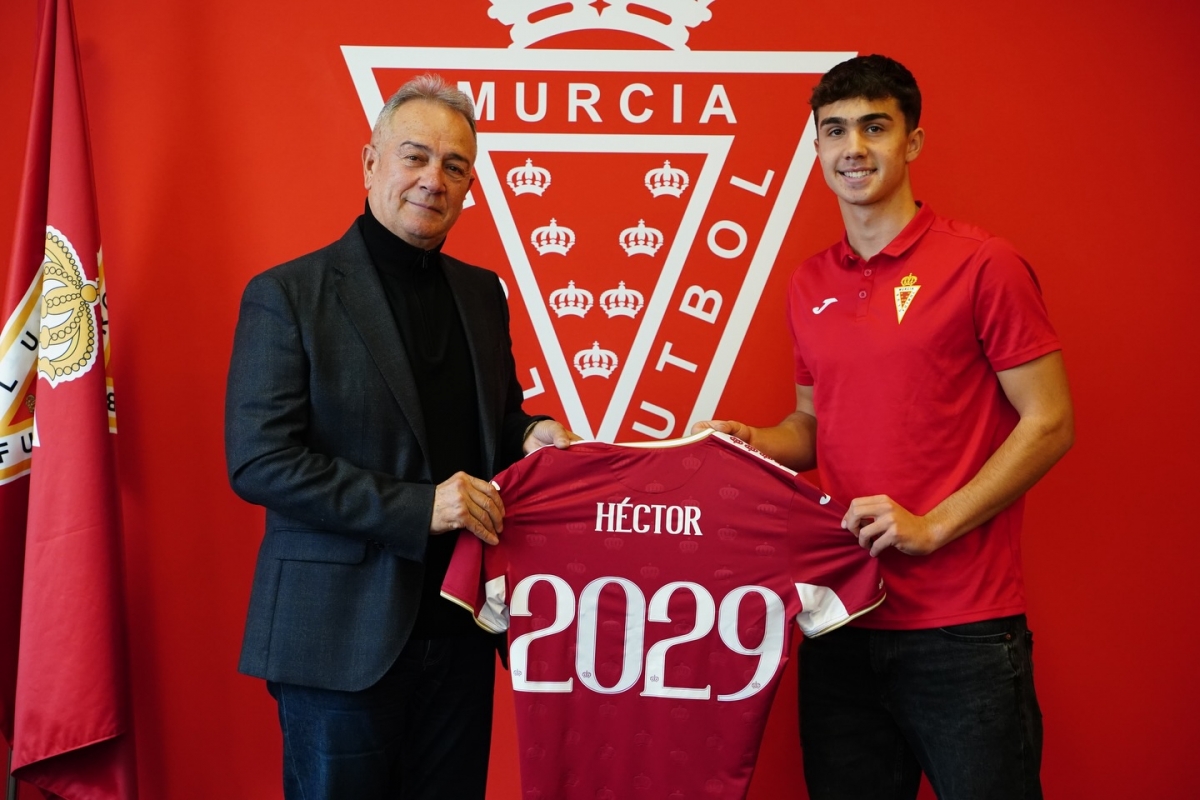 El joven defensa Héctor Pérez, autor del gol en el derbi, renueva con el Murcia hasta 2029