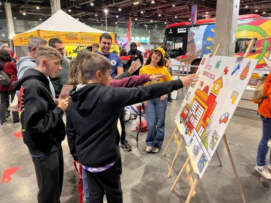 Policías y bomberos locales forman en emergencias a los más pequeños durante Expojove