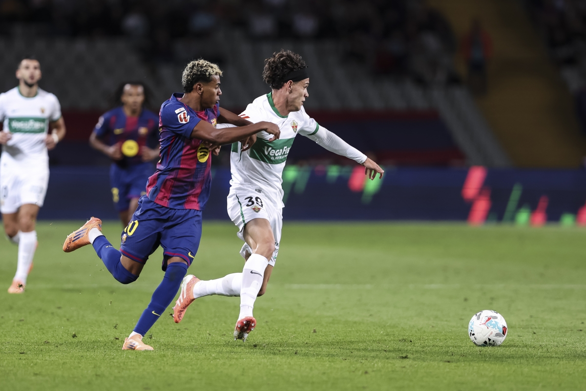 Ni el Elche CF ni el FC Barcelona quieren que Héctor Fort corra más de lo debido en su vuelta, pero confían en que en dos meses pueda jugar con una férula de protección