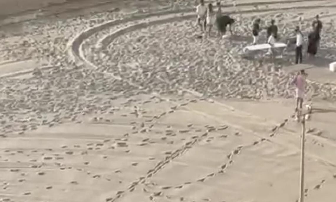 Un grupo de jóvenes, sobre la arena de Playa de San Juan. - Un grupo de jóvenes, sobre la arena de Playa de San Juan.