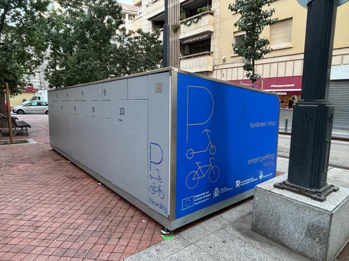 Las calles de Alcoy estrenan ocho 'smart parking' para bicis y patinetes: estarán operativos en enero 