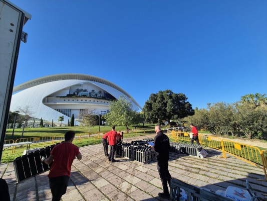 València comienza a montar el castillo de Nochevieja: más de 1.700 kilos de pólvora en nueve minutos