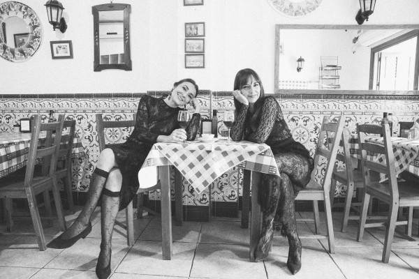 Las hermanas Navarro se convierten en viudas alegres en un posado navideño que reivindica la belleza real