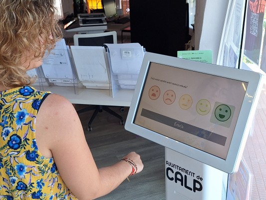 Calp instala un kiosco digital para medir la satisfacción de los turistas