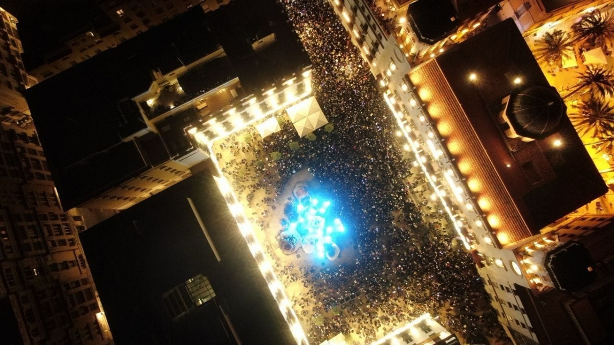 La fiesta de fin de año en la Plaza del Ayuntamiento, a vista de dron. - La fiesta de fin de año en la Plaza del Ayuntamiento, a vista de dron.