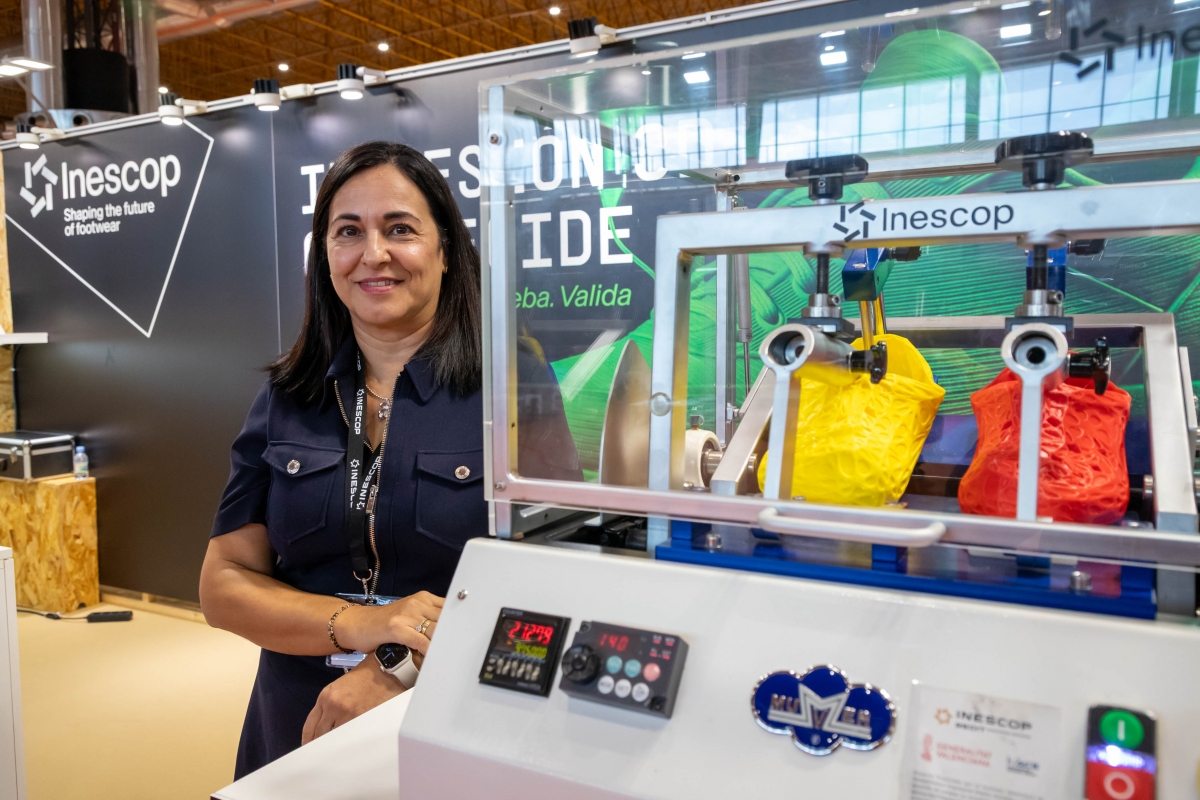 Paqui Arán, de Inescop, con demostradores de Inescop - - Foto: PEPE OLIVARES Paqui Arán, de Inescop, con demostradores de Inescop -