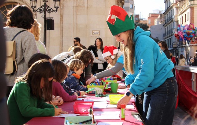 Talleres, pintacaras y actividades en familia: los niños castellonenses apuran el final de la Navidad