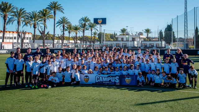 Hugo Duro despide el año con los niños y niñas del Campus de Navidad del Valencia CF