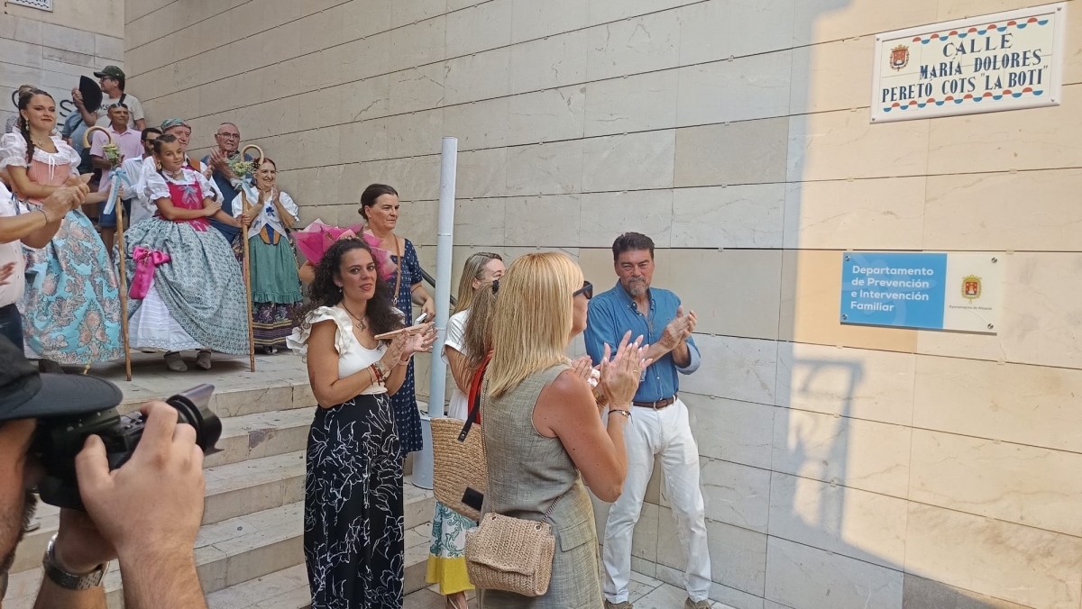 El descubrimiento de la placa de la calle dedicada a Peretó. - El descubrimiento de la placa de la calle dedicada a Peretó.