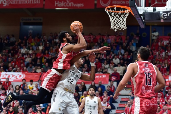 El UCAM CB, al que le falta acierto, lo pelea pero cae ante el Madrid y se queda segundo a final de año