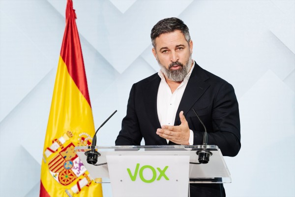 Abascal amenaza al PP con no apoyar sus presupuestos autonómicos si pacta en inmigración
