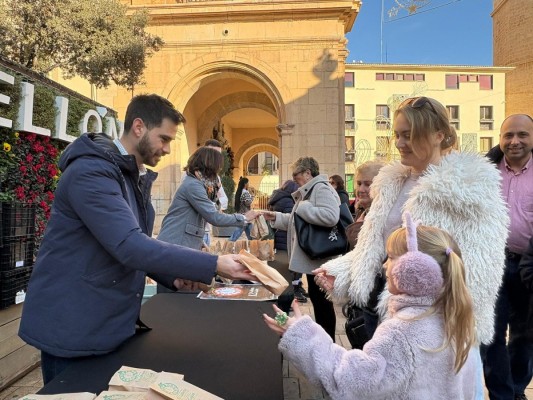 Castelló recibe el 2026 de la manera más castellonera con 12 gajos de mandarinas con las 12 campanadas