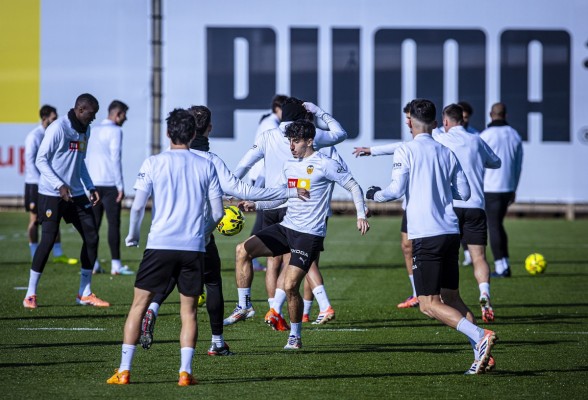 El Valencia abre el año con la plantilla al completo para preparar la visita al Celta