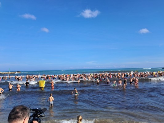Unas 200 personas se mojan por tres causas solidarias en la playa del Arenal de Xàbia