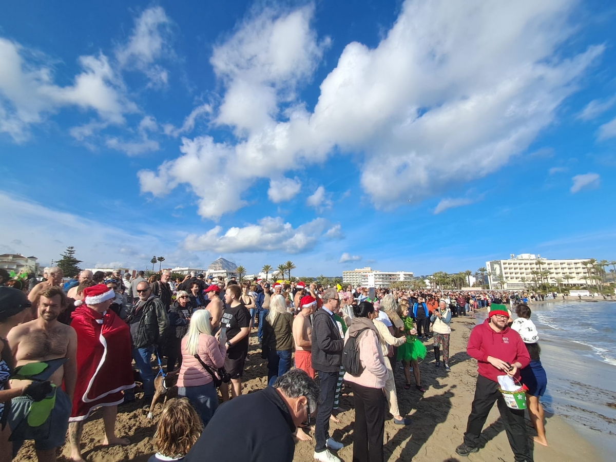 Unas 200 personas se mojan por tres causas solidarias en la playa del Arenal de Xàbia. - Foto: PLAZA Unas 200 personas se mojan por tres causas solidarias en la playa del Arenal de Xàbia.