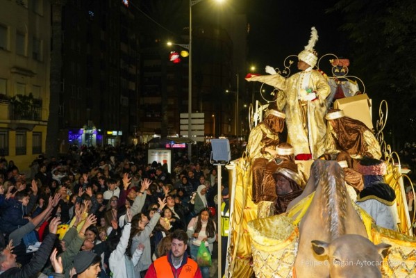 La lluvia obliga a suspender la cabalgata de Reyes en Cartagena, pero los Reyes Magos adelantan a este sábado su visita con un pasacalles extraordinario