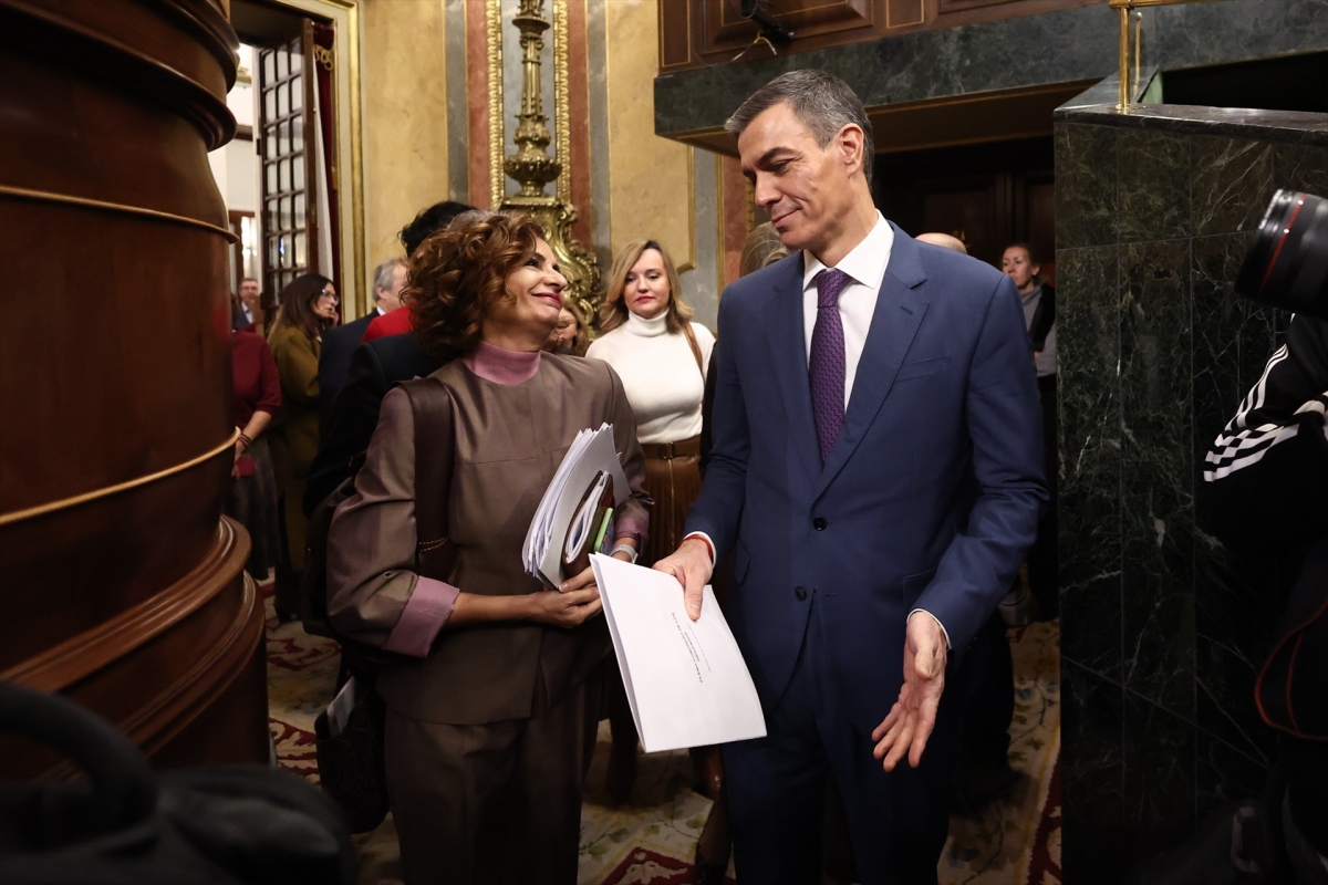 Sánchez y la ministra Montero en el Congreso. - Foto: EP/EDUARDO PARRA Sánchez y la ministra Montero en el Congreso.