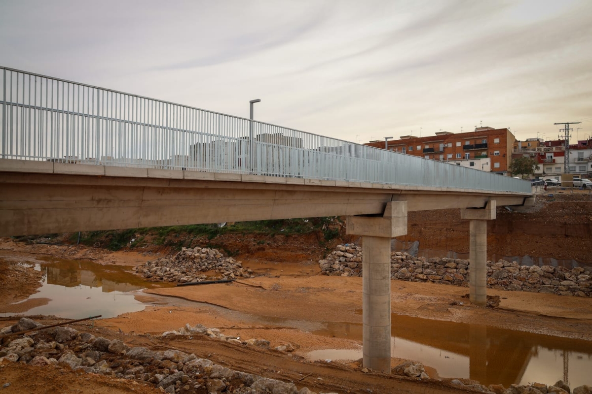 La pasarela del CEIP Juan XXIII en Torrent que quedó afectada por la Dana estará en servicio el 7 de enero