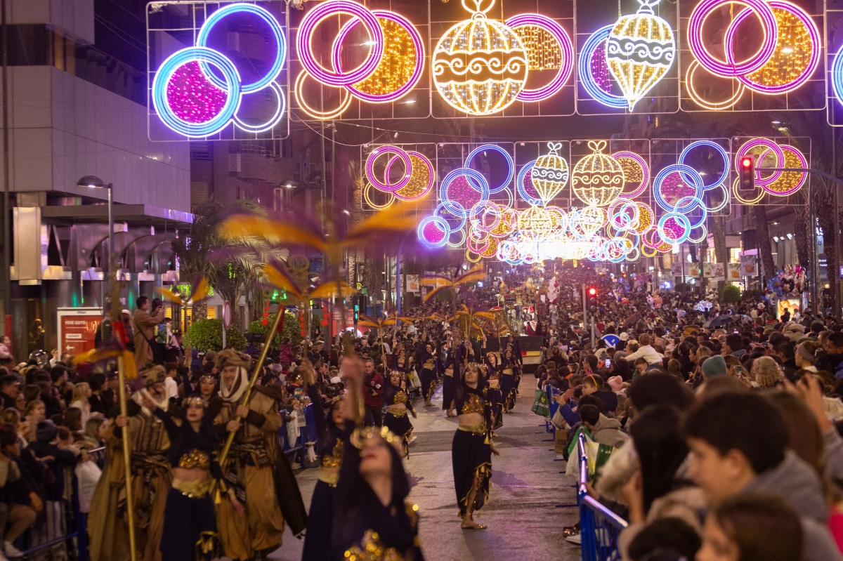 Parte del séquito de acompañantes del desfile de 2025.