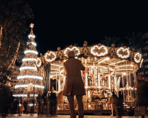 València entre luces y regalos: Javier Hortelano fotografía la ‘otra Navidad’ en una exposición 